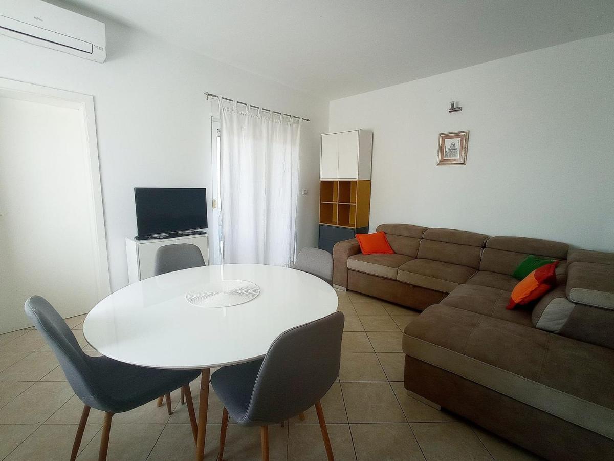 Apartments With A Parking Space Bilo, Primosten - 12868 Exterior foto